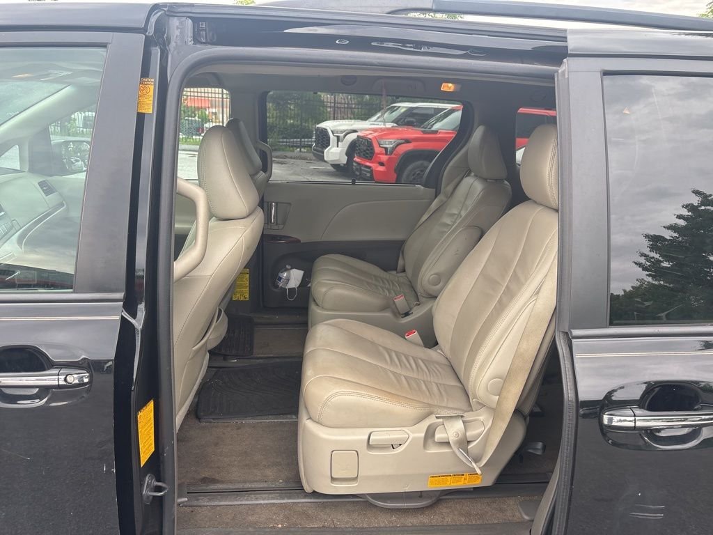 Used 2013 Black Toyota XLE image 7