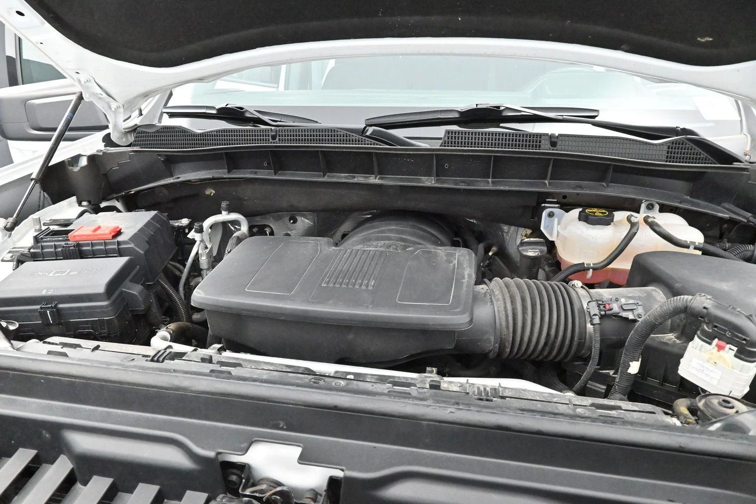 Used 2024 Summit White GMC Elevation image 32