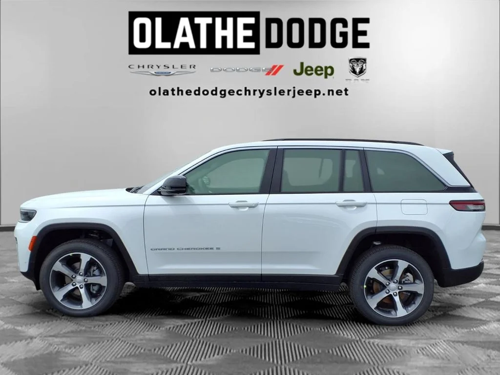 New 2026 Bright White Clear-Coat Exterior Paint Jeep Limited image 18