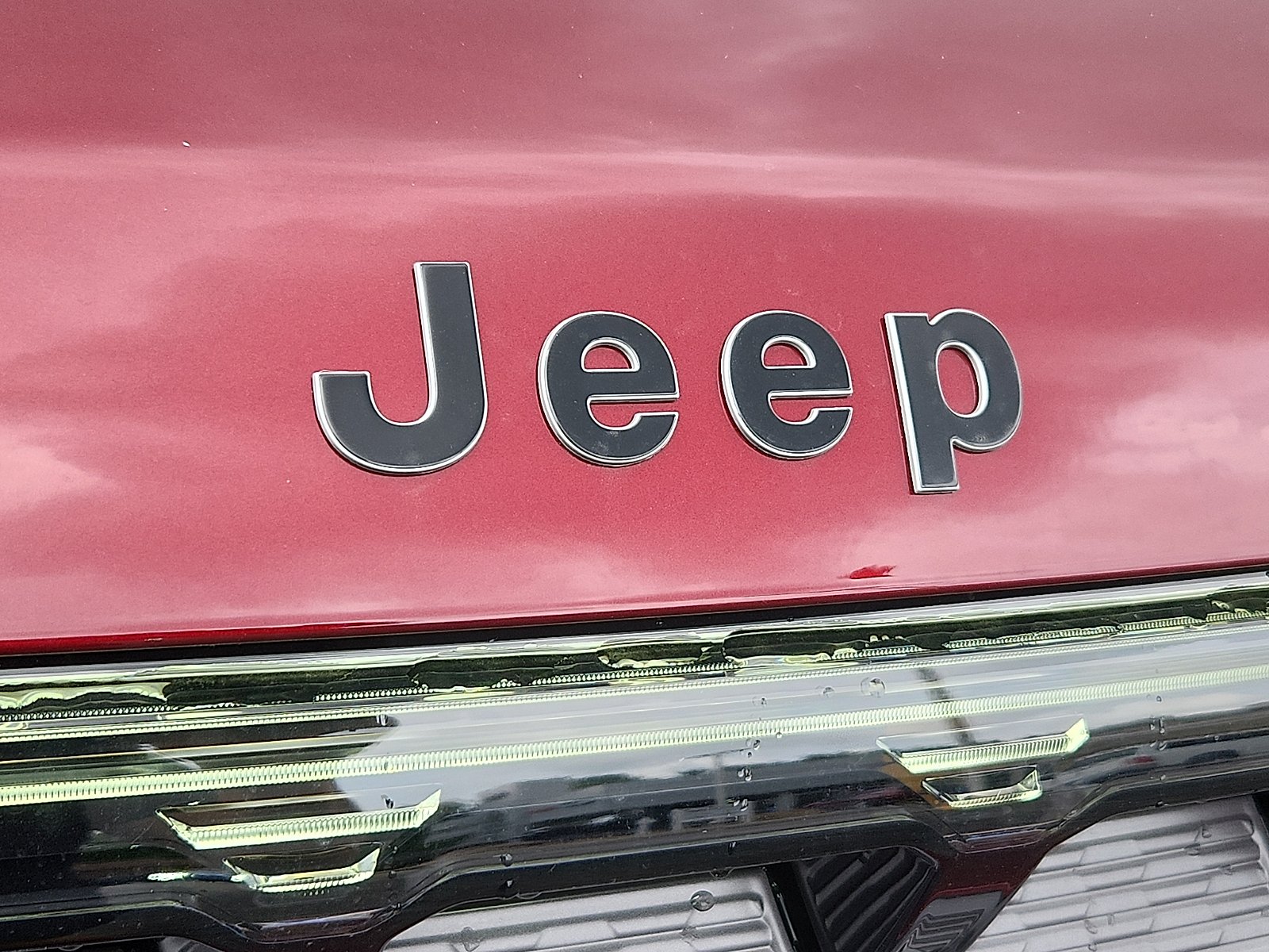 New 2026 Velvet Red Pearl-Coat Exterior Paint Jeep Upland 4x4 image 17