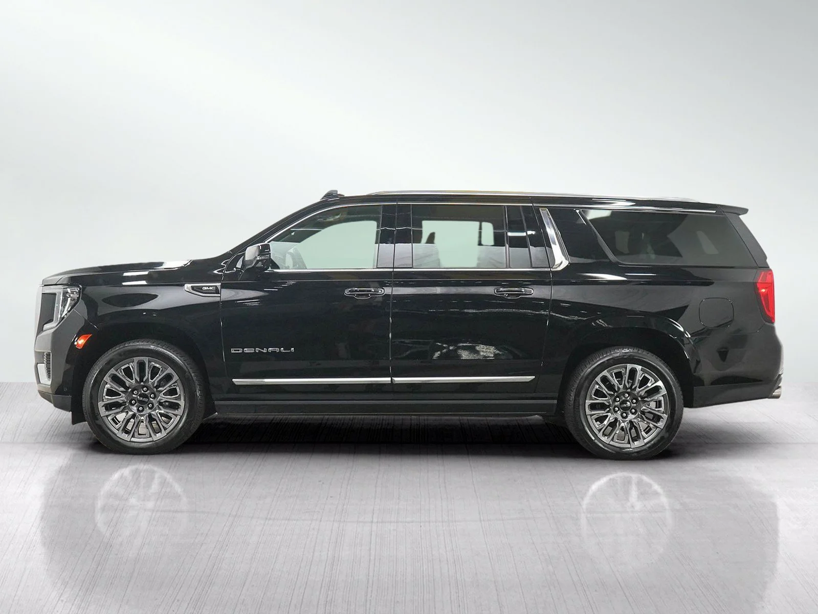 Used 2023 GMC Yukon XL Denali with VIN 1GKS2JKL3PR432544 for sale in Roseville, Minnesota
