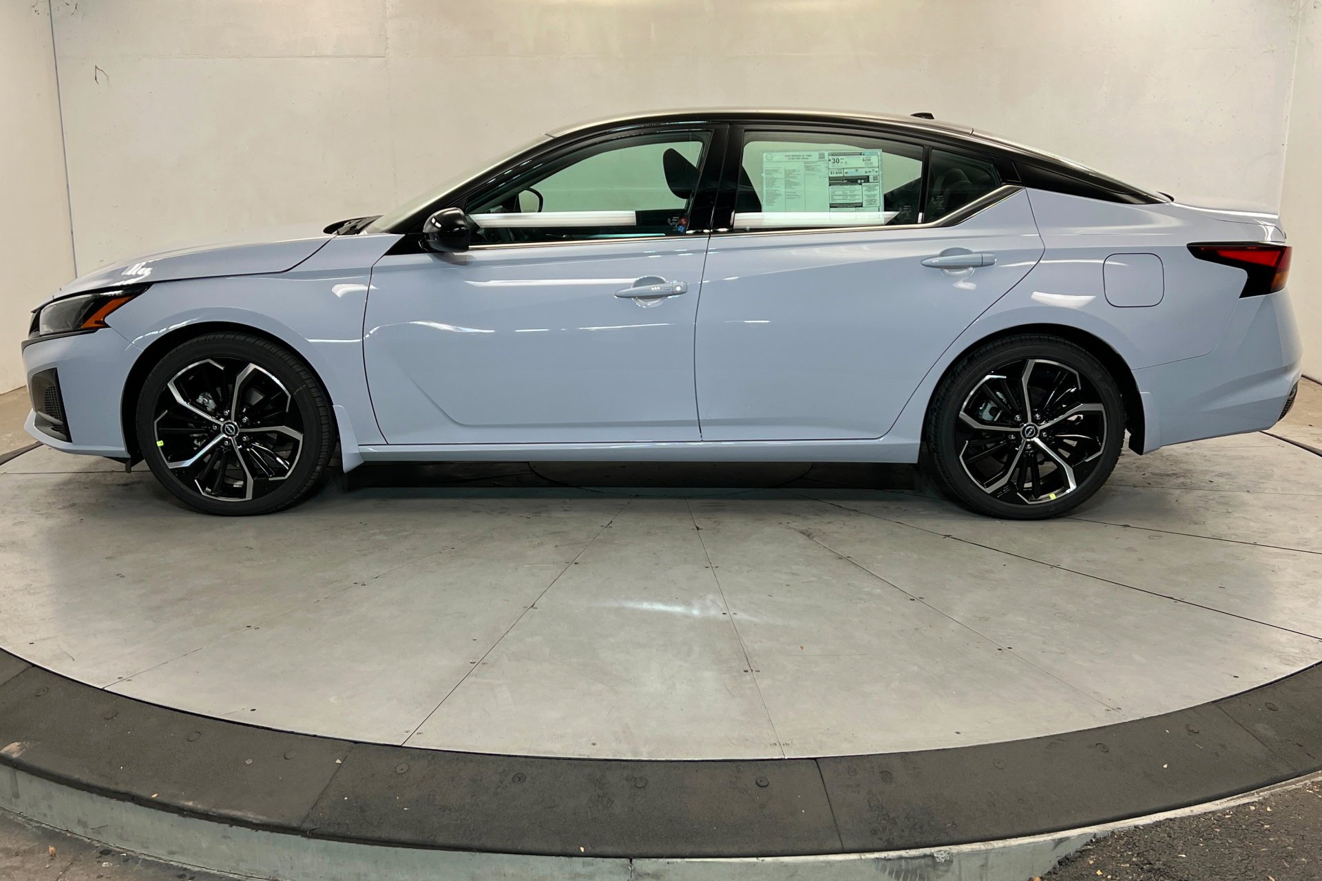 New 2026 Gray Sky Pearl / Super Black Two-tone Nissan SR image 2