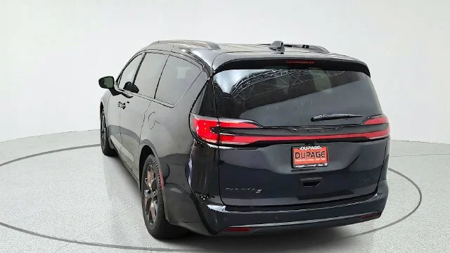 New 2027 Diamond Black Crystal Pearl-Coat Paint Chrysler Limited image 9