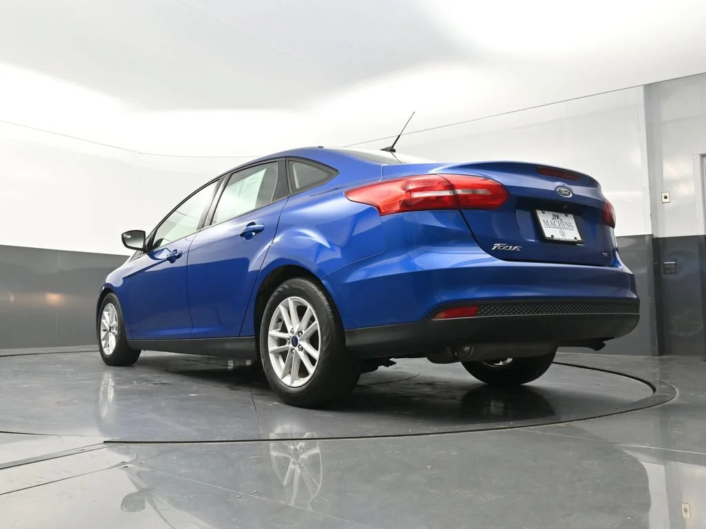 Used 2018 Blue Ford SE image 27