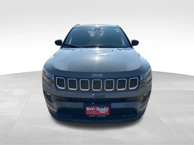 Used 2023 Gray Jeep Latitude Lux image 2