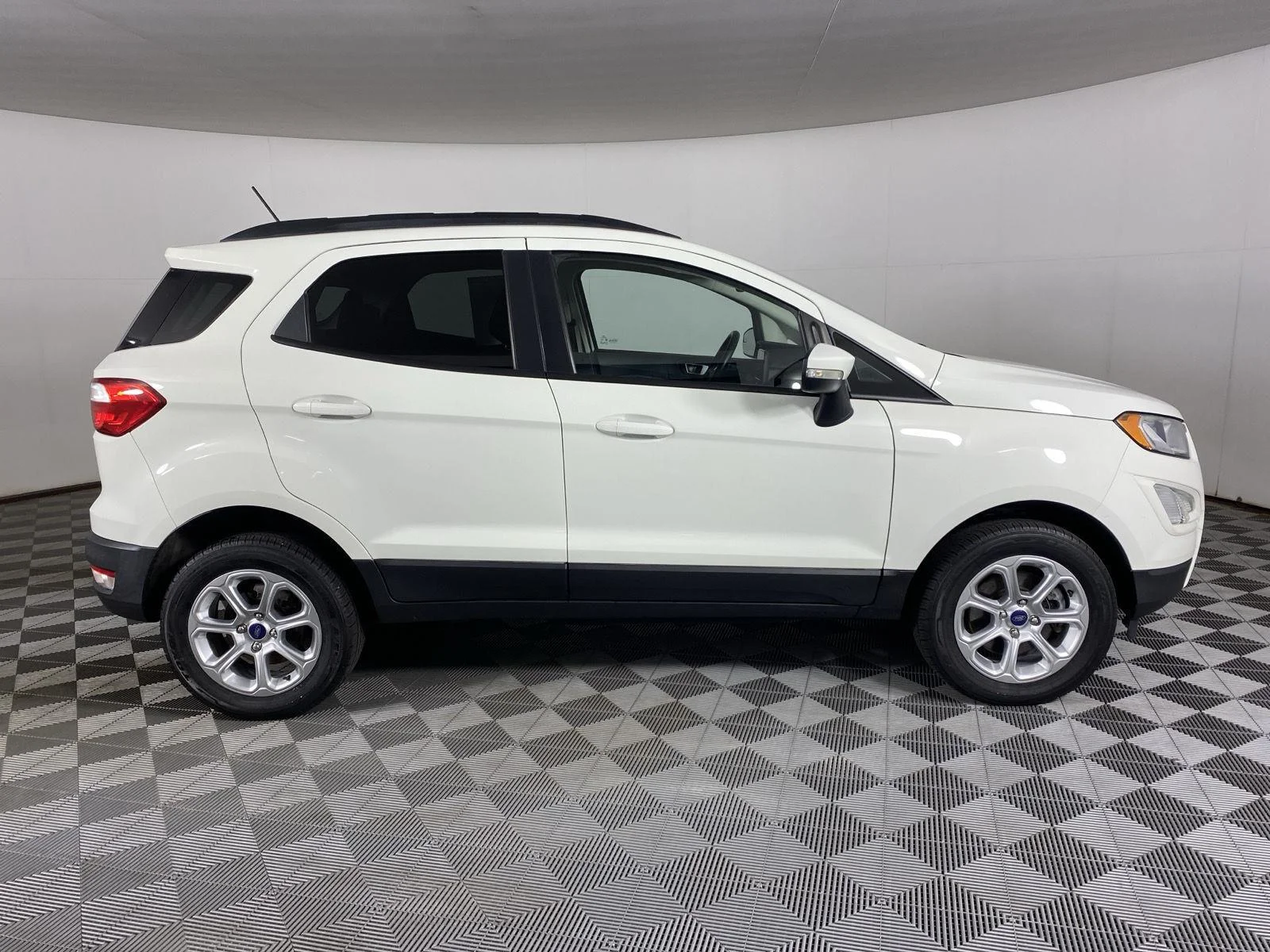 Used 2019 Diamond White Ford SE image 12