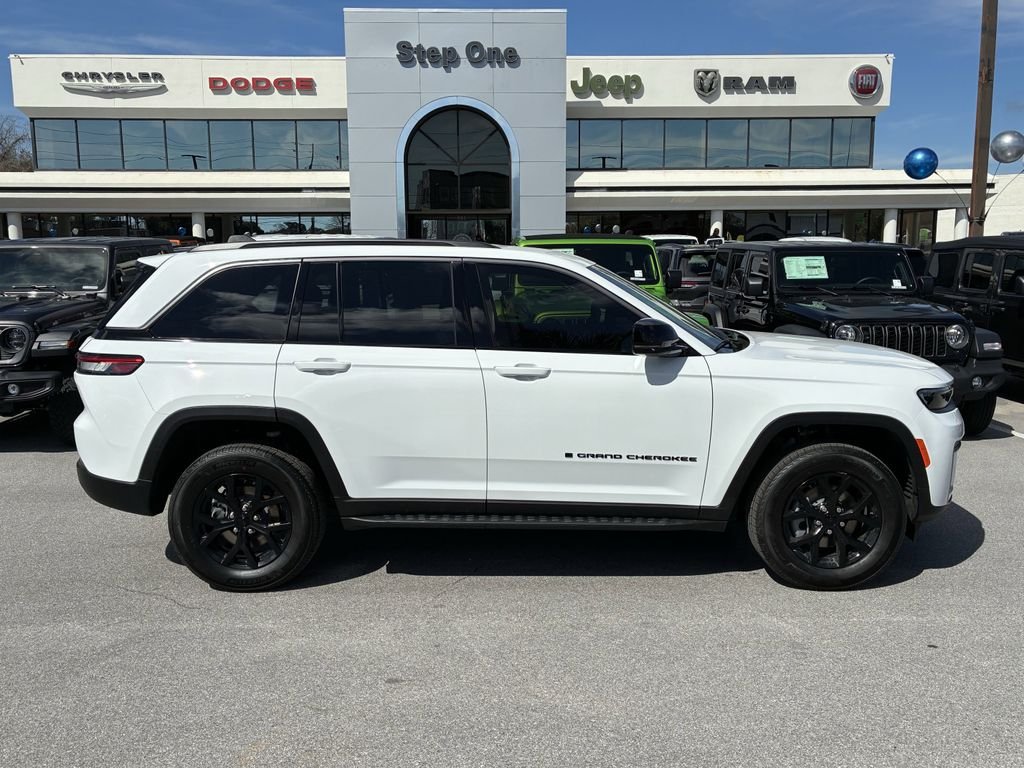New 2026 Bright White Clear-Coat Exterior Paint Jeep Altitude image 4
