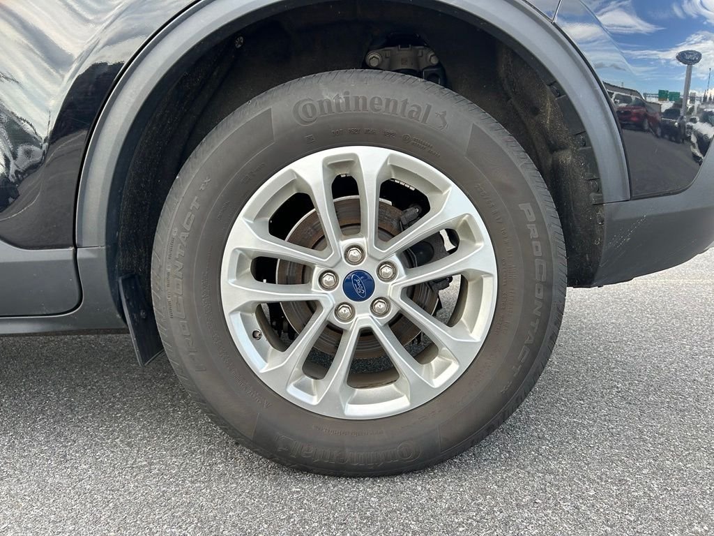 Used 2022 Black Ford SE image 27