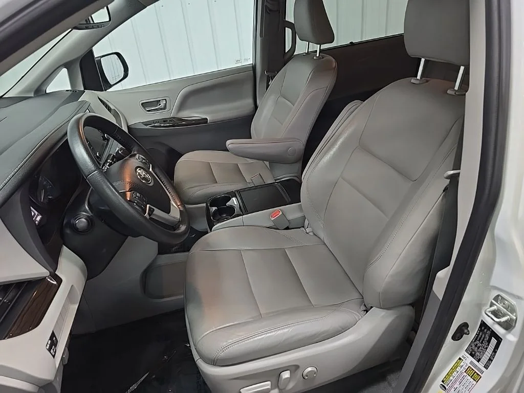 Used 2020 White Toyota XLE image 30