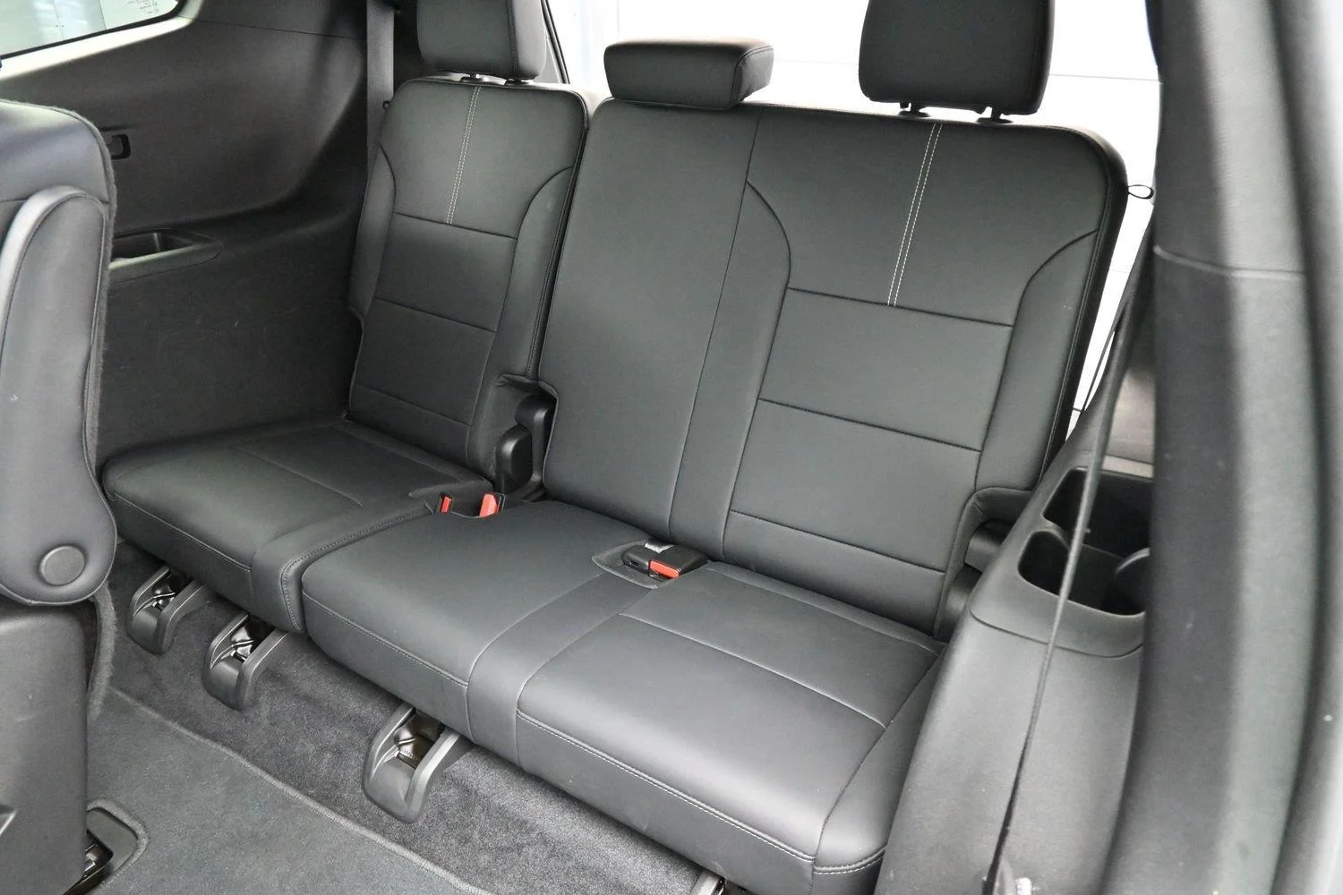 Used 2024 Summit White GMC FWD Elevation image 31