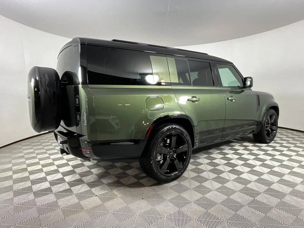 New 2026 Woolstone Green Land Rover X-Dynamic SE image 2