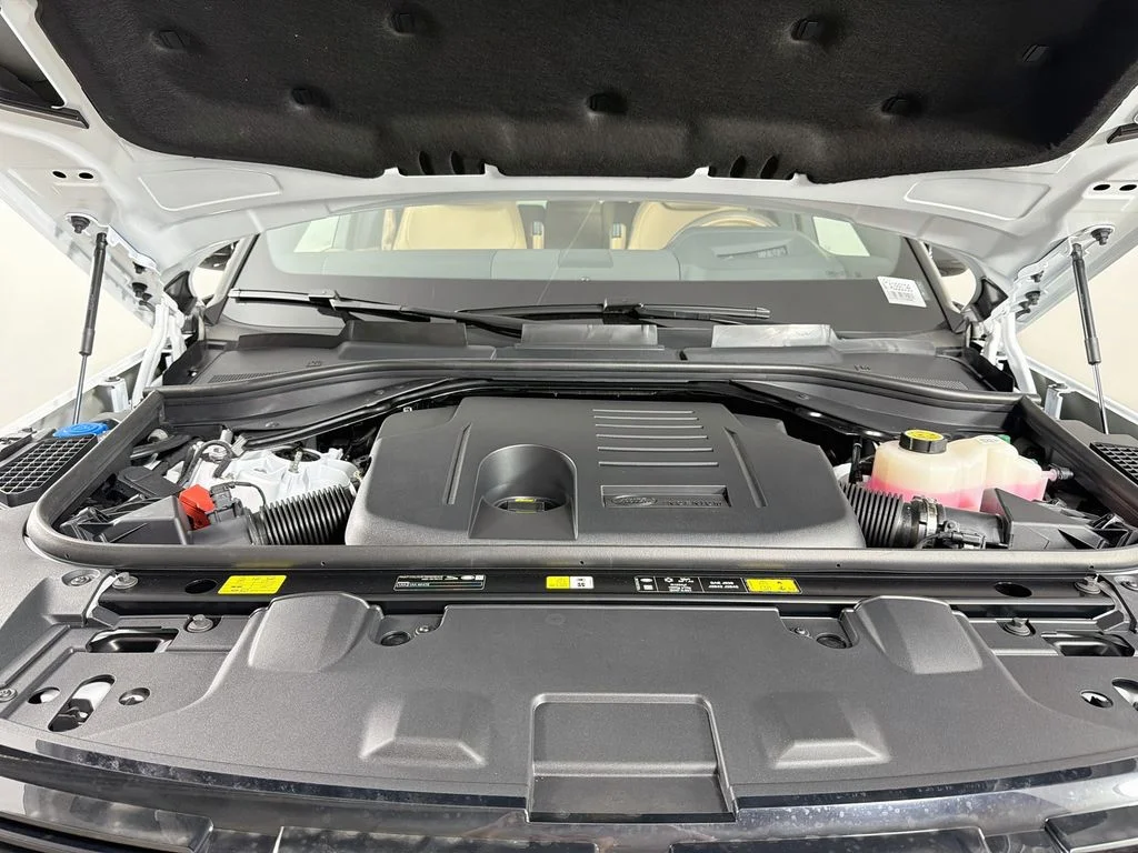 New 2026 Fuji White Land Rover SE 7 Seats image 32