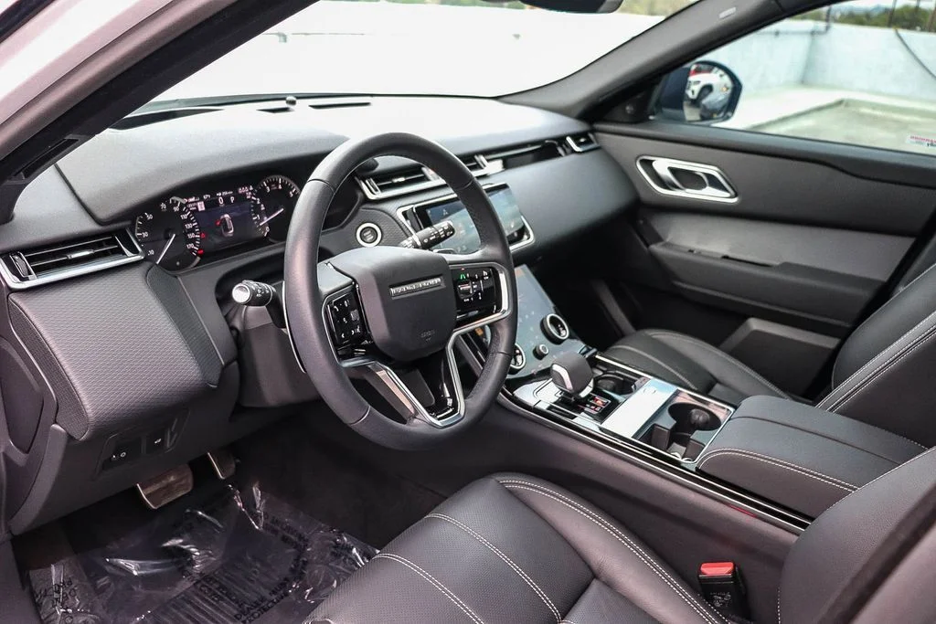 Used 2023  Land Rover R-Dynamic S MHEV image 23