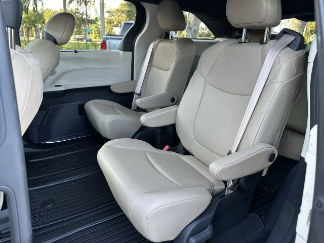 2021 Toyota Sienna XLE - Photo 23