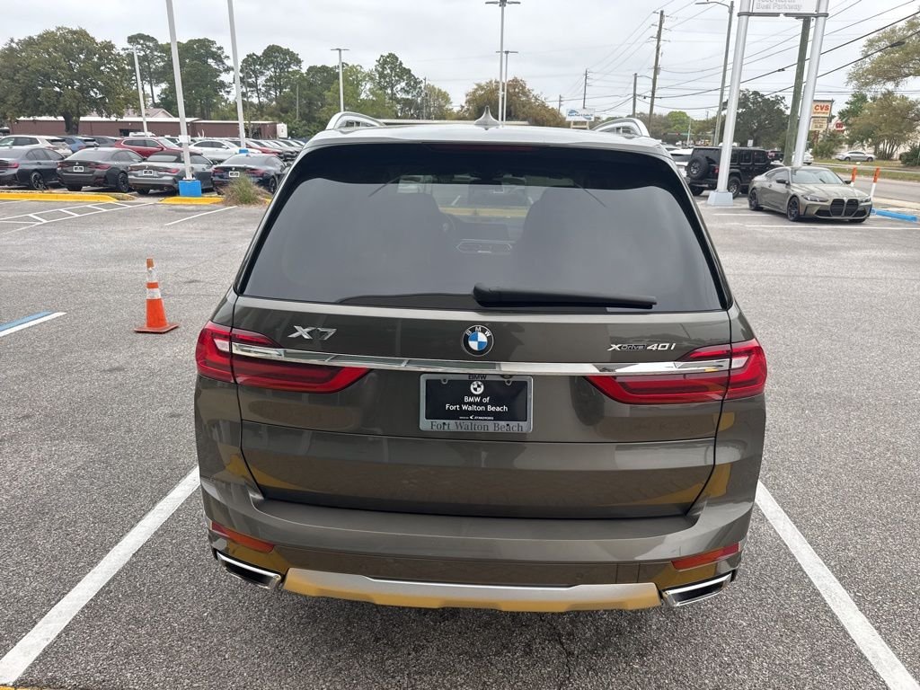 Used 2020 Green BMW xDrive40i image 9