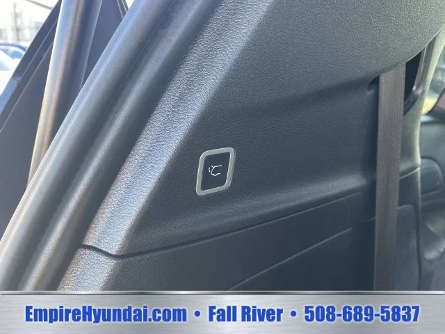 Used 2025 White Chrysler Select image 7