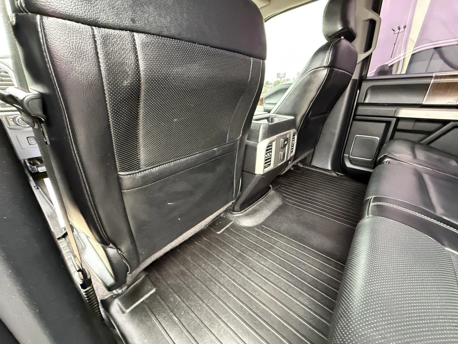 Used 2015 Magnetic Metallic Ford Lariat image 22
