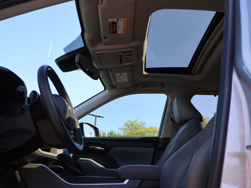 Used 2022 Silver Toyota XLE image 33