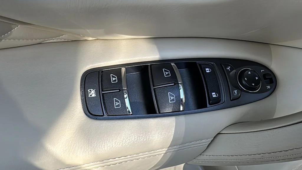 Used 2023 White INFINITI Sensory image 19