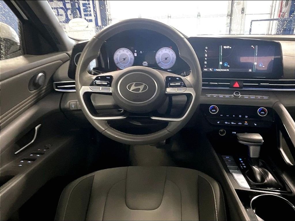 Used 2025 White Hyundai SEL Convenience image 17