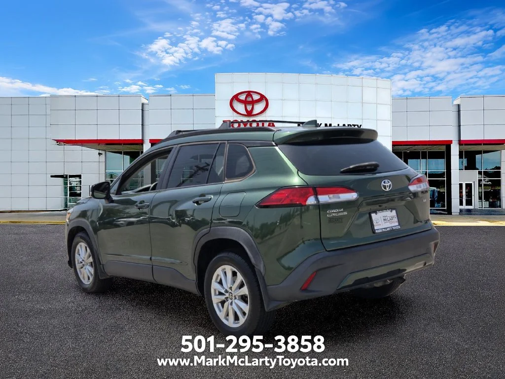 Used 2022  Toyota LE image 3