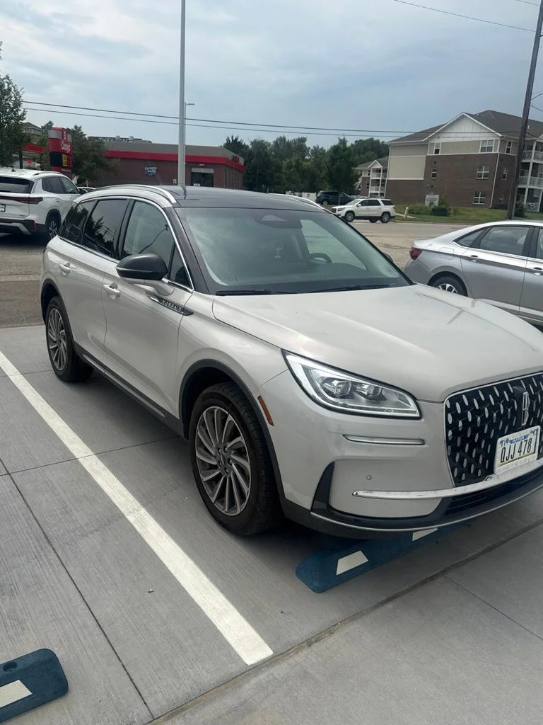 Used 2023 White Lincoln Reserve image 4