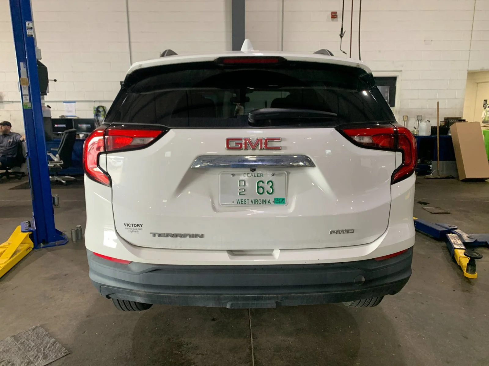 Used 2021 SUMMIT WHITE GMC SLE image 4