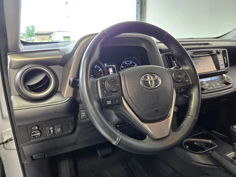 Used 2018 Silver Sky Metallic TOYOTA XLE AWD image 9