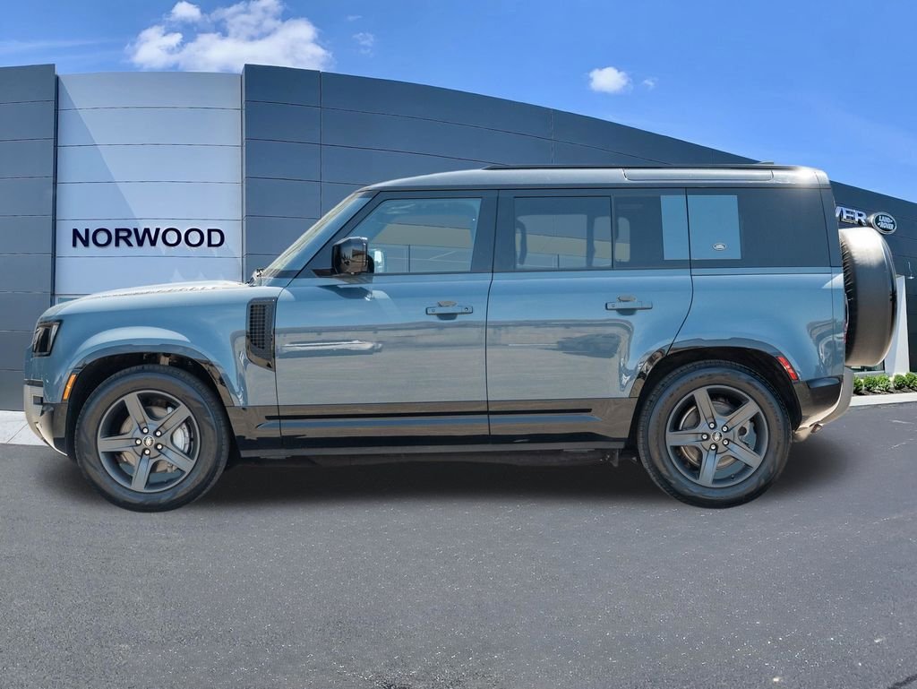 Used 2023 Blue Land Rover X-Dynamic SE image 7