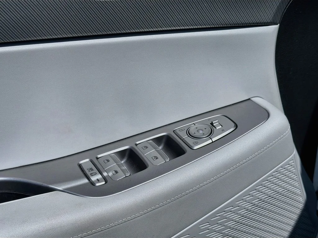 Used 2025 White Hyundai SEL image 18