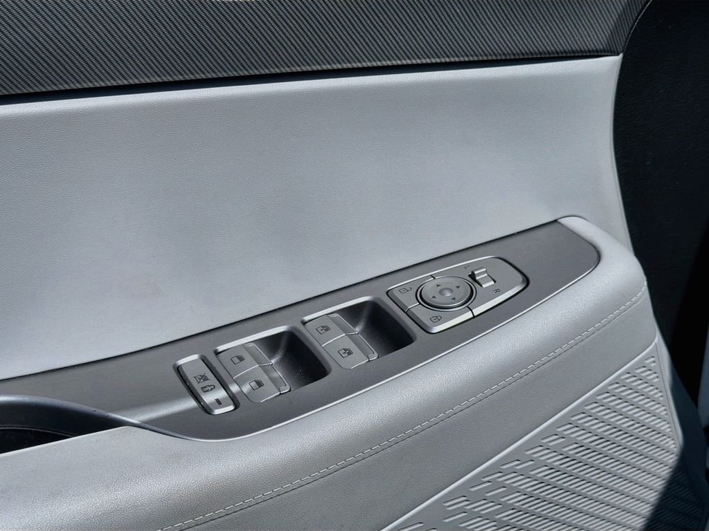 Used 2025 White Hyundai SEL image 18