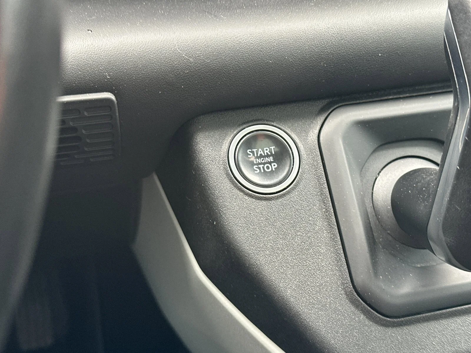 Used 2020  Land Rover  image 25