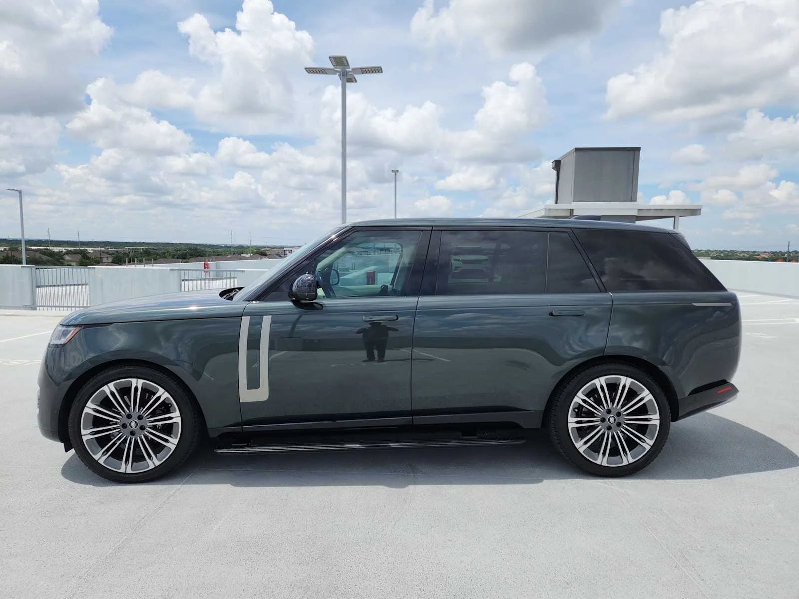 Certified Used 2024 Belgravia Green Metallic Land Rover SE image 4