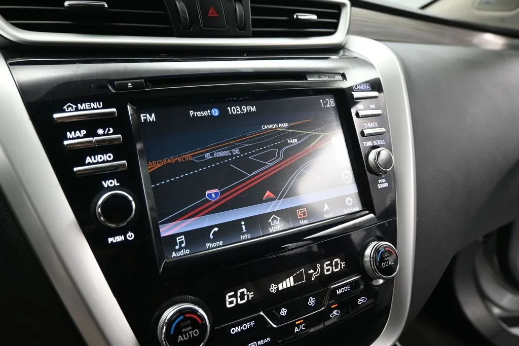 Used 2016 Silver Nissan SL image 13
