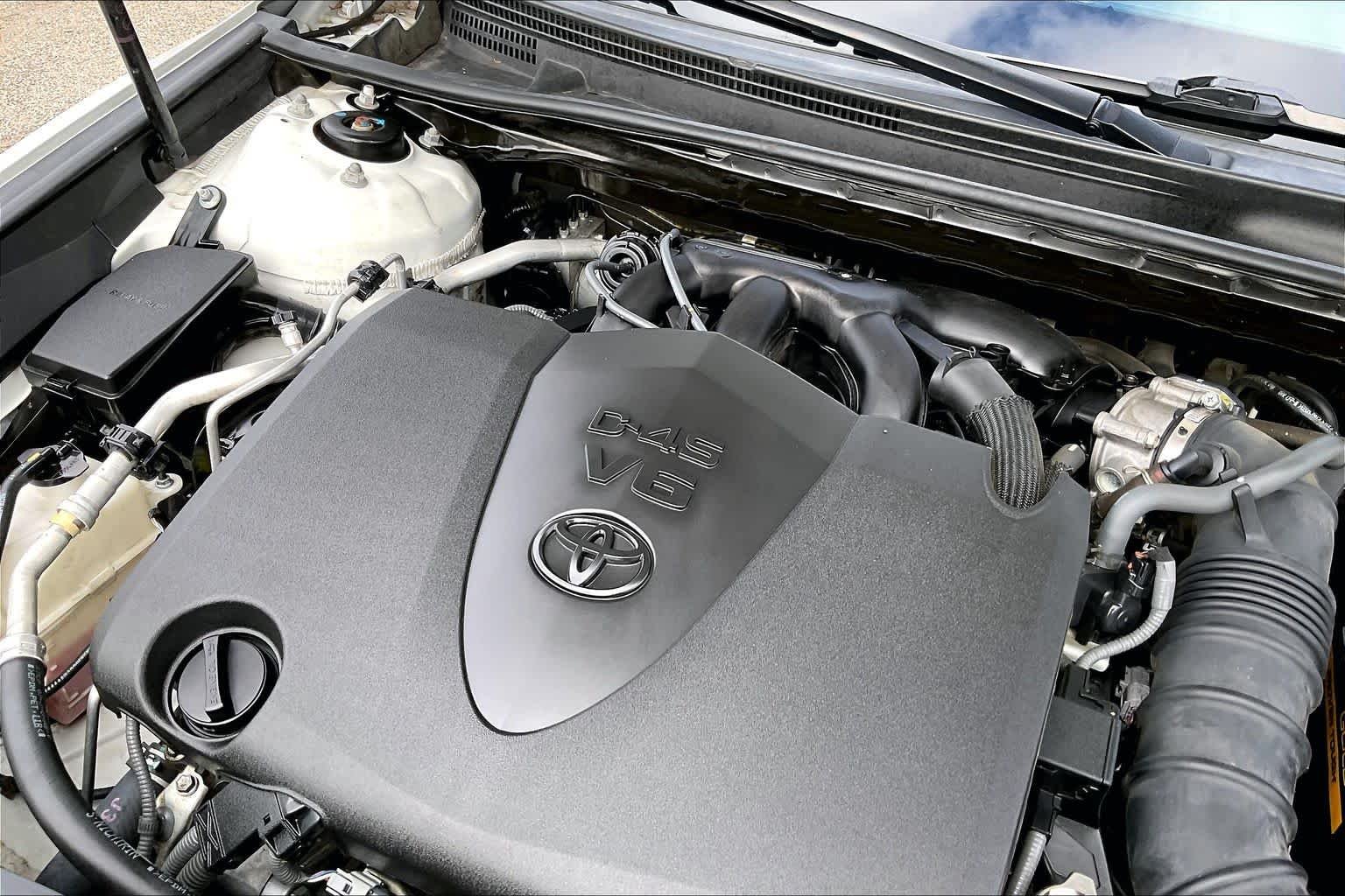 Used 2018 Wind Chill Pearl Toyota XSE V6 image 30
