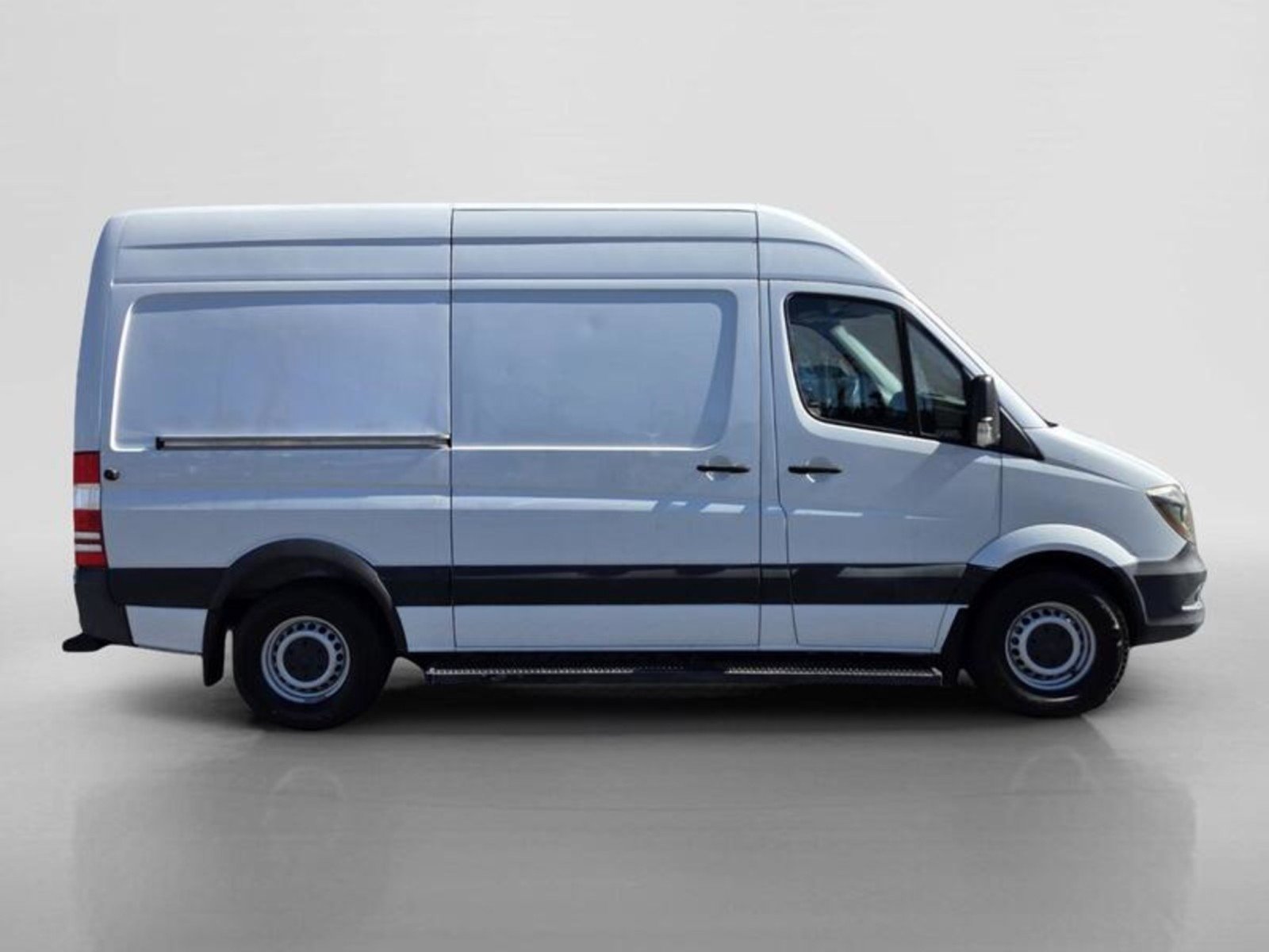 Used 2017 Arctic White Mercedes-Benz Worker image 6