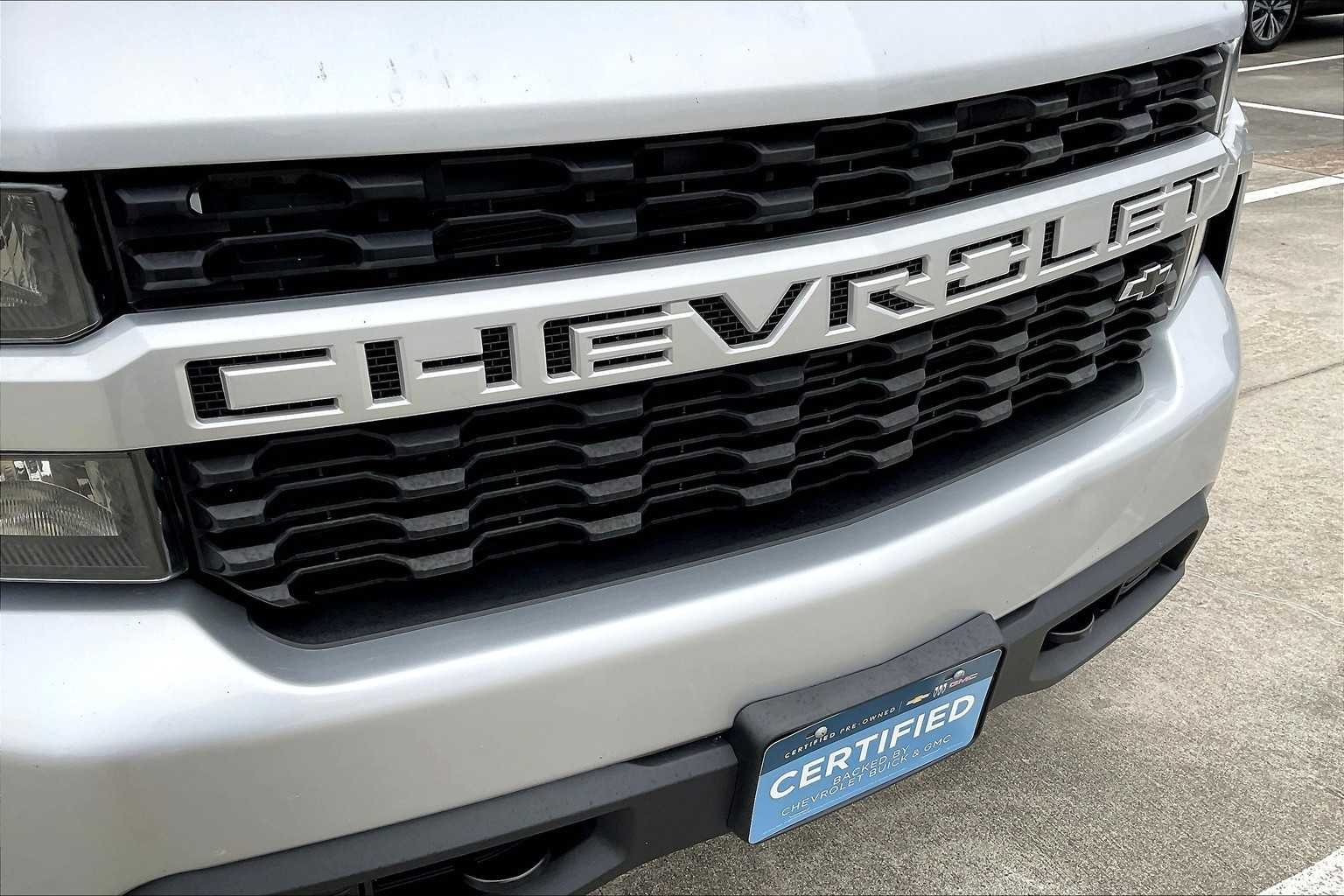 Used 2022 Silver Ice Metallic Chevrolet Custom image 29