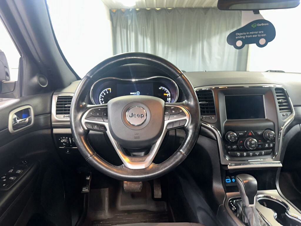 Certified Used 2020 Diamond Black Crystal Pearl Coat Jeep Laredo E image 2