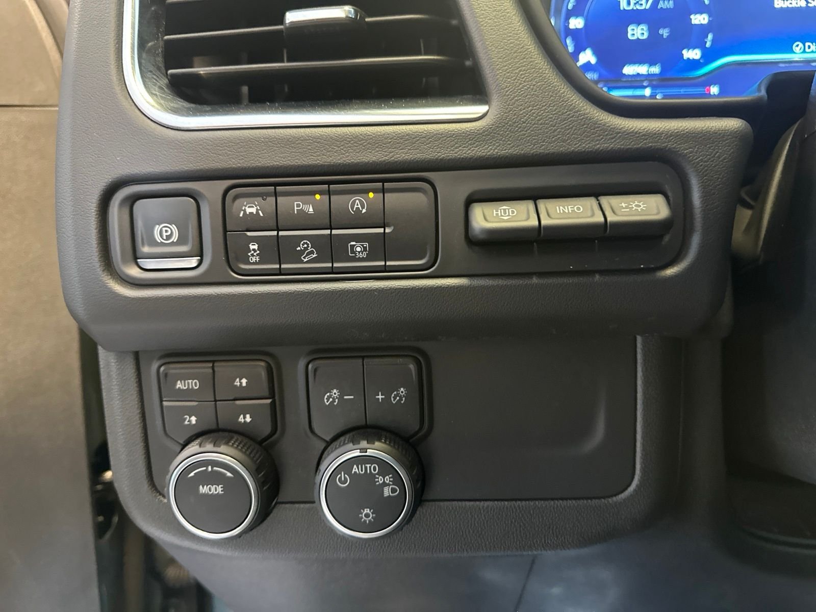 Used 2024  Chevrolet Premier image 21