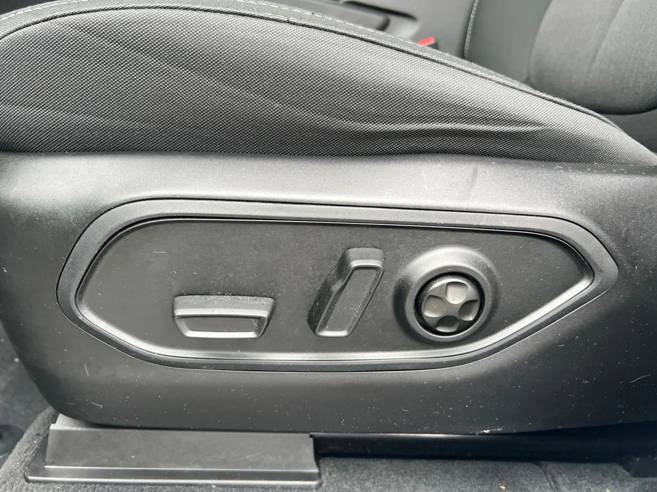 Used 2025 White Jeep Laredo X image 11