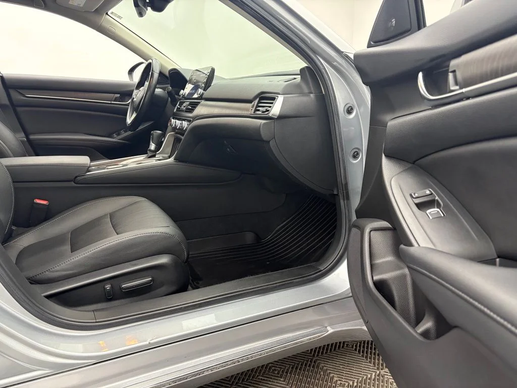 Used 2020 Silver Honda EX-L image 30