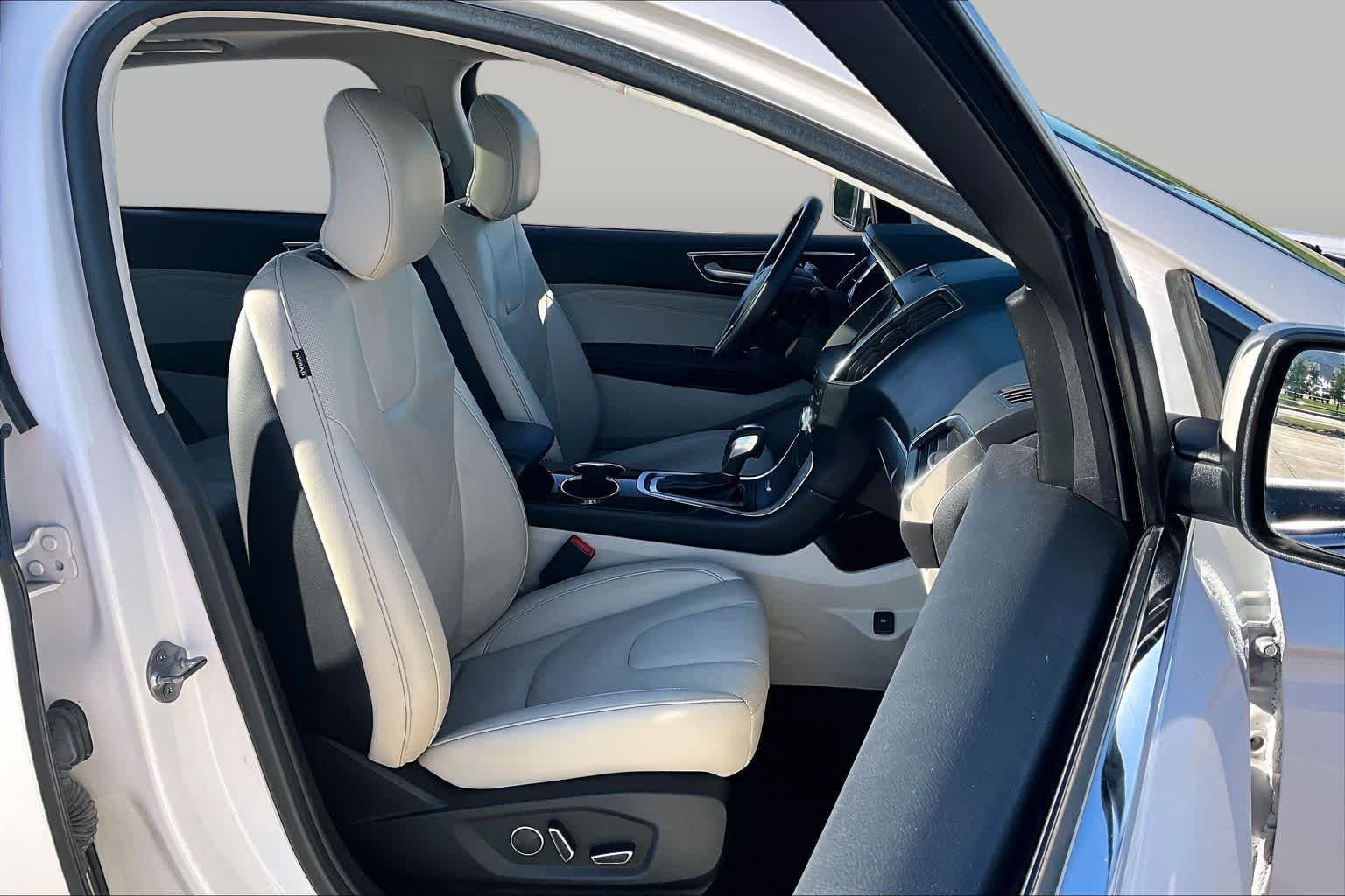 Used 2018 White Platinum Metallic Tri-Coat Ford Titanium image 9