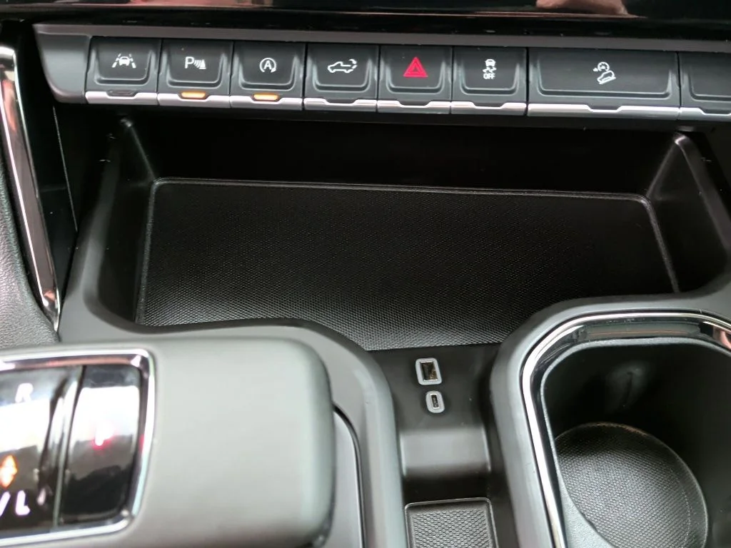Used 2024 White GMC AT4 image 32