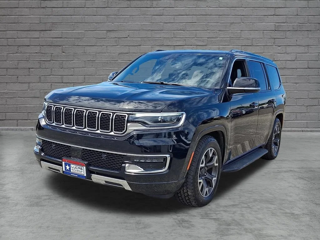 Used 2023 Diamond Black Crystal Pearlcoat Jeep Series III image 5