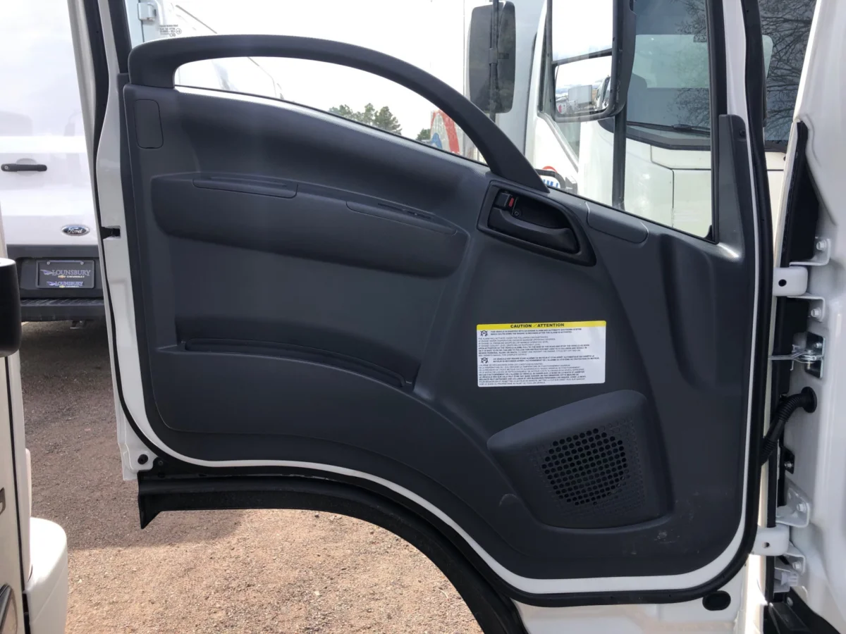 Used 2024 White Isuzu Box Truck image 7
