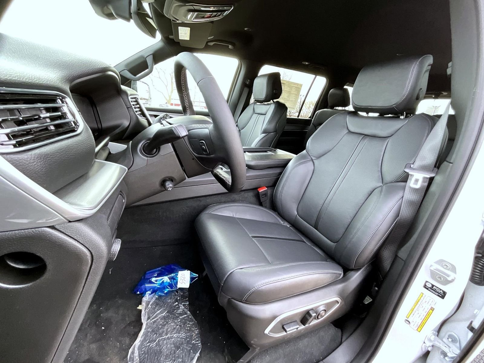 New 2026 Bright White Clear-Coat Exterior Paint Jeep Limited Altitude image 10