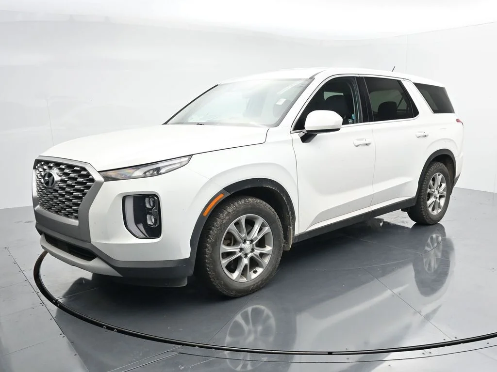 Used 2021 White Hyundai SE image 4
