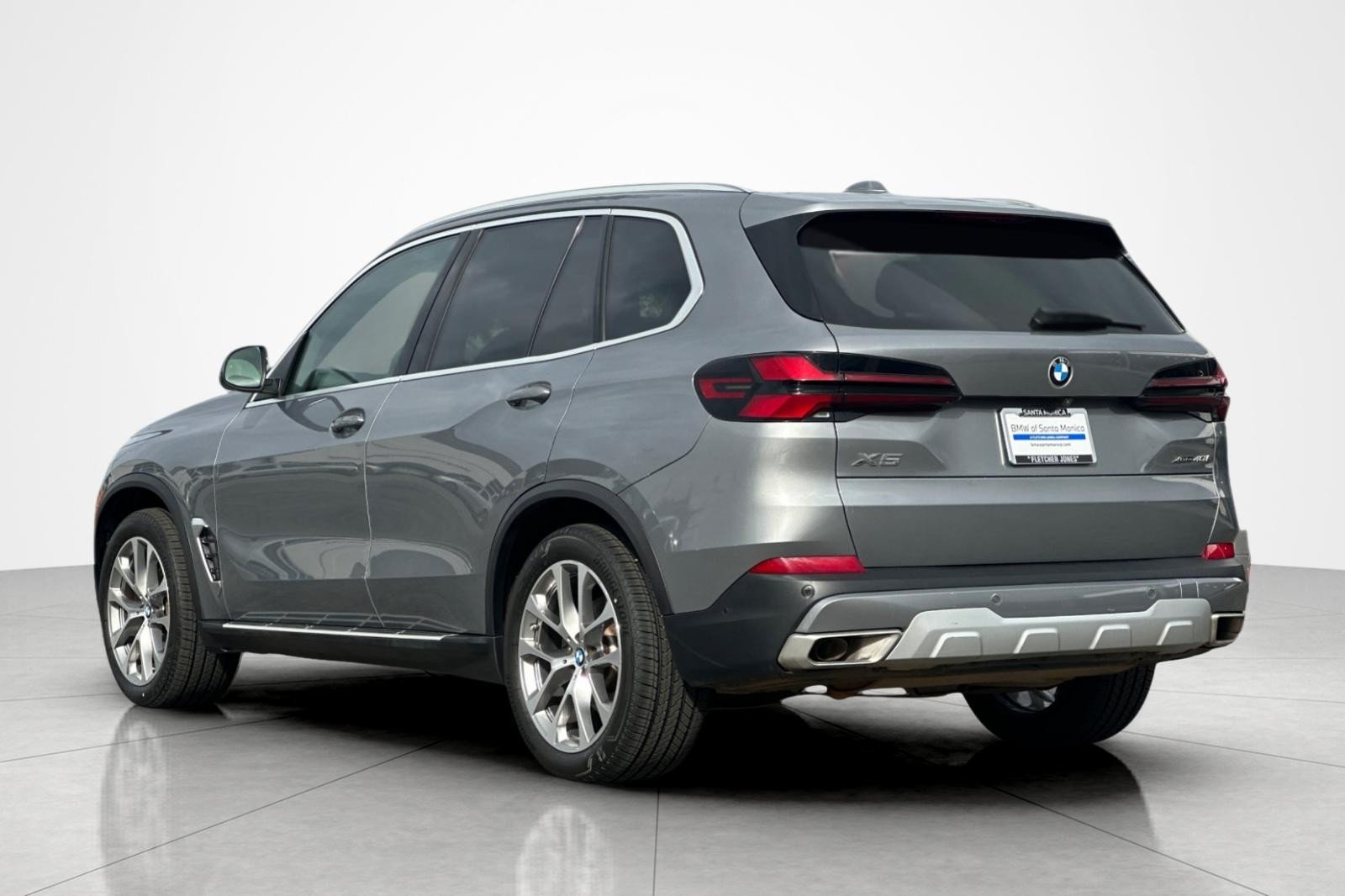 Used 2024 Skyscraper Grey Metallic BMW xDrive40i image 3