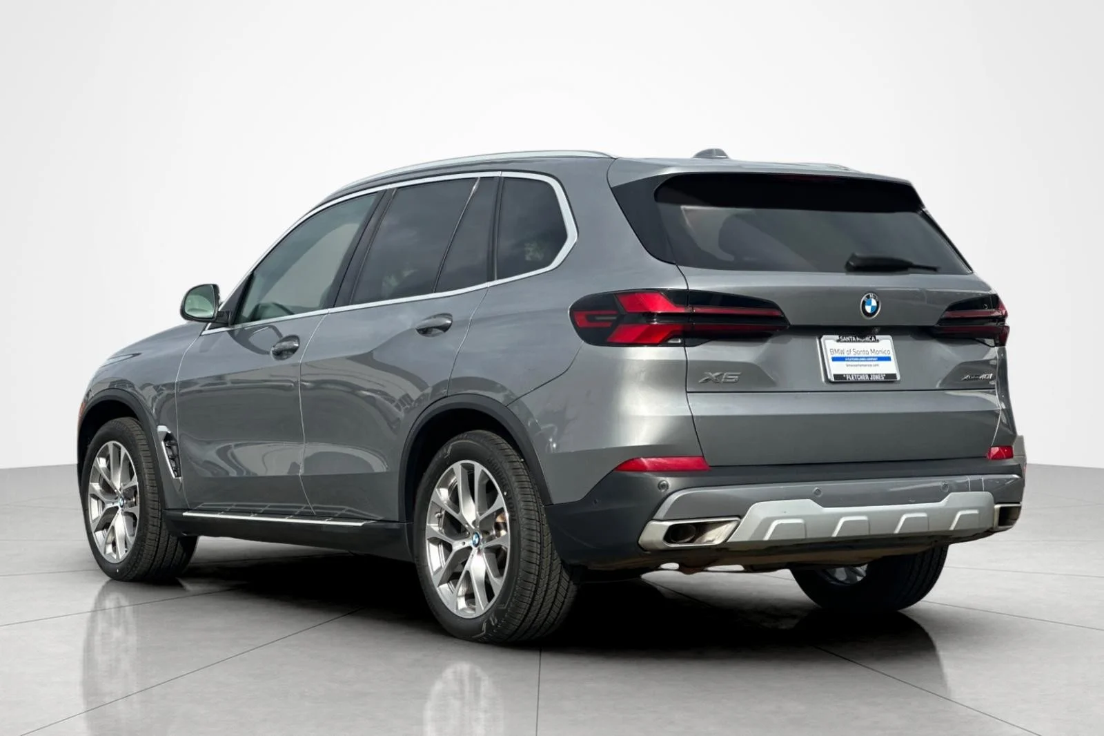 Used 2024 Skyscraper Grey Metallic BMW xDrive40i image 3