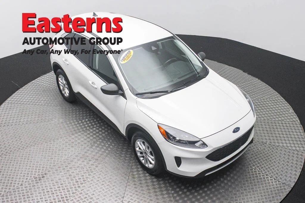 Used 2022 White Ford SE image 3